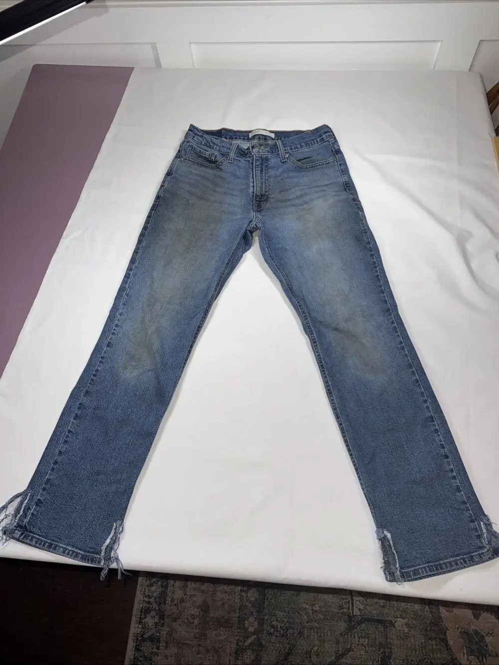 Levis Signature Men's Athletic Fit Blue Jeans Size 30 X 30 Medium Wash Thrashed